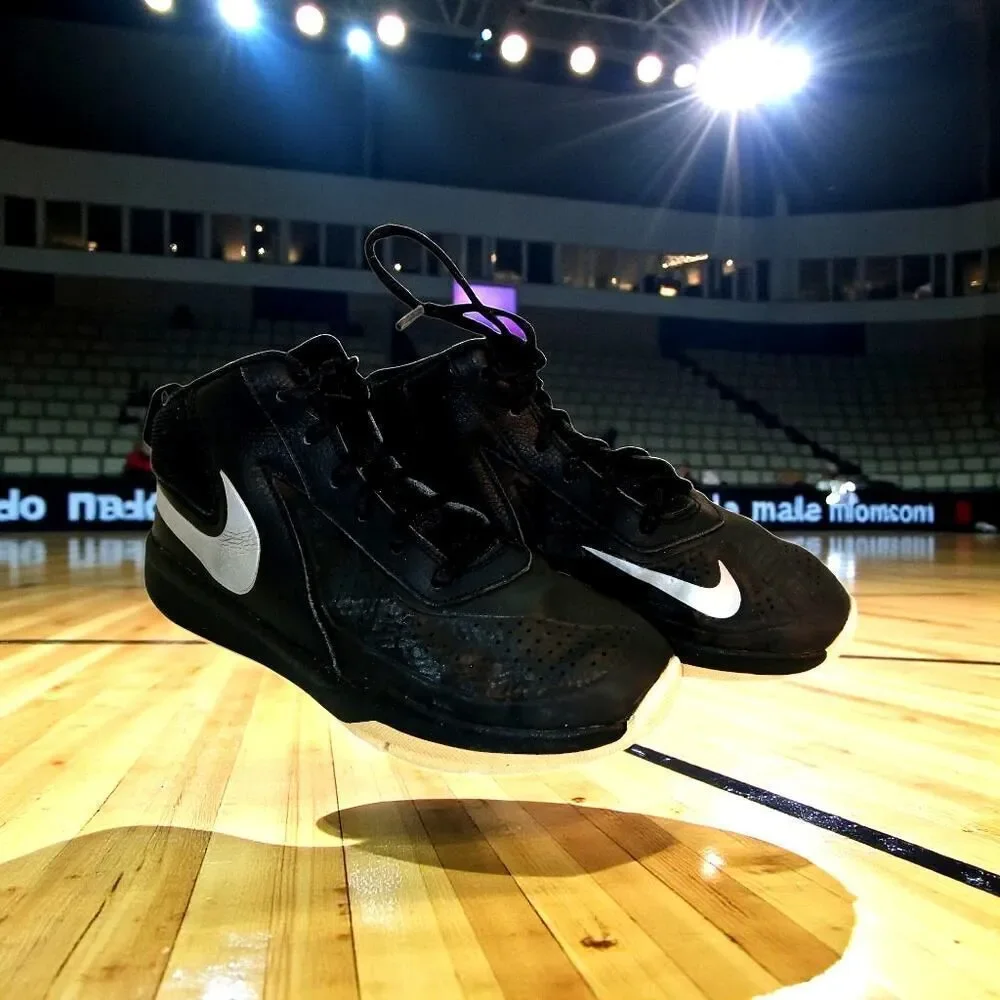 Nike Team Hustle Boys Black/White Sneakers - Size 2 Youth